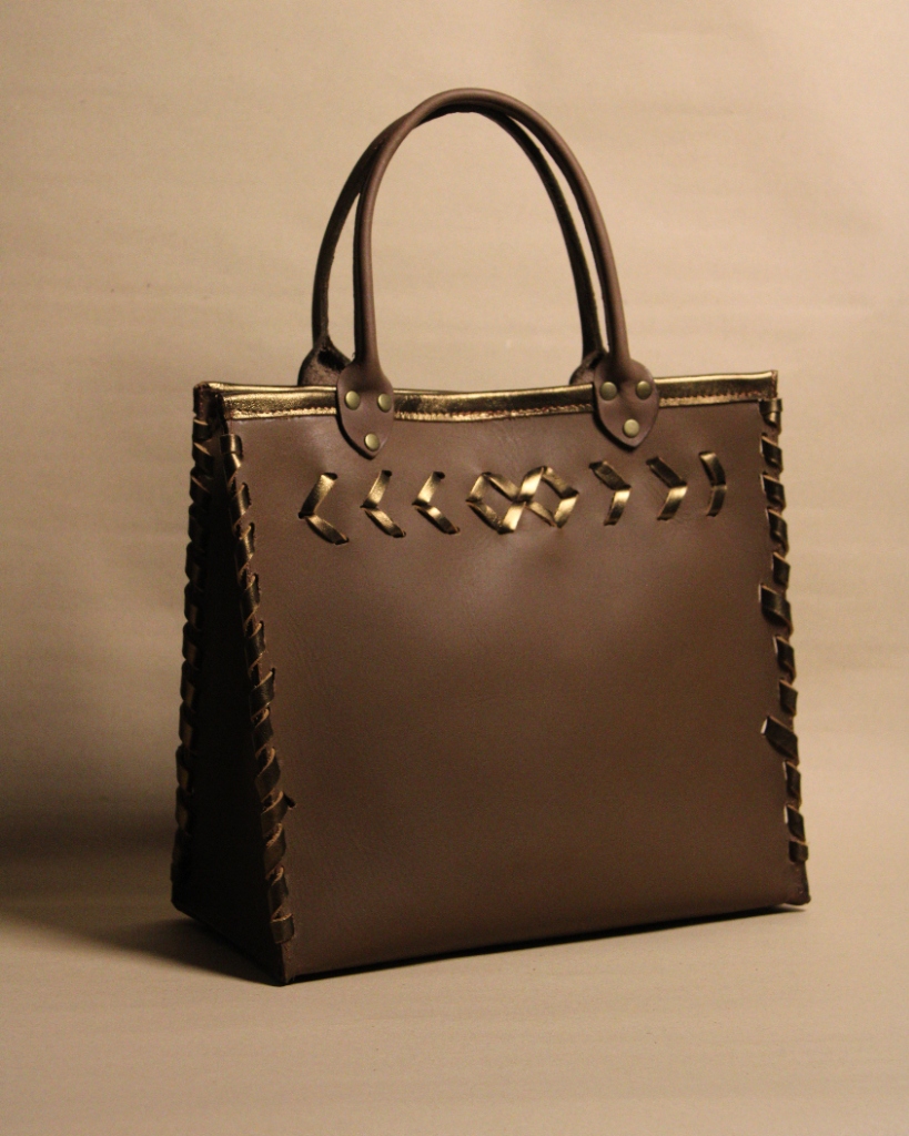Detalle de Tote Trenzada Chocolate y Oro en el Atelier de Salta